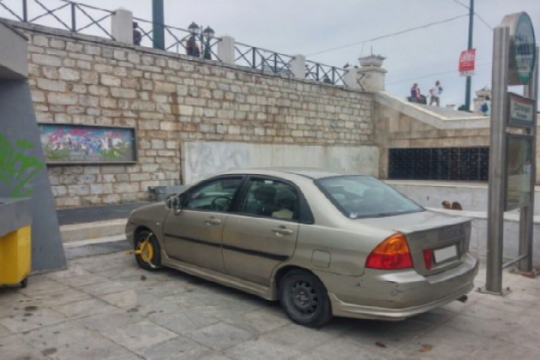 Πάρκαρε πάνω στην πλατεία Συντάγματος!