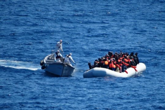 Χιλιάδες πρόσφυγες ριψοκινδυνεύουν τη ζωή τους στη Μεσόγειο