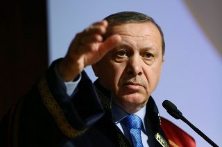 «Ποια γενοκτονία; Το Ολοκαύτωμα!»