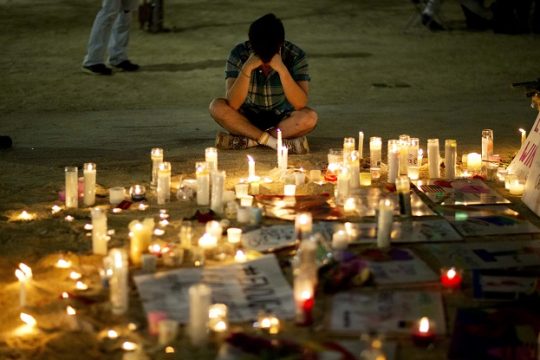 Για τους γκέι ούτε λουλούδια ούτε κεριά