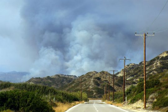 Μεγάλες ζημιές προκάλεσε η πυρκαγιά στη Ρόδο
