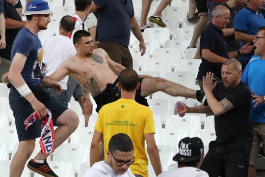 Κολύμπι στα βαθιά για την ειρήνη του Euro!