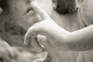 H σιωπή, η αφωνία, η θλίψη