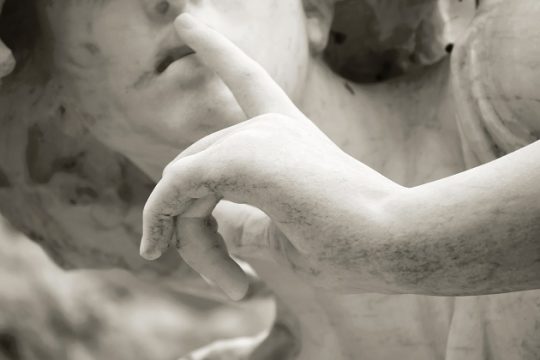 H σιωπή, η αφωνία, η θλίψη