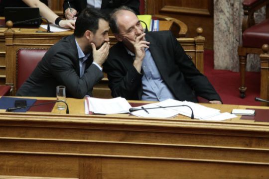 Συζητούν και ψηφίζουν για την… ανάπτυξη