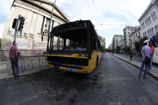 Εμπρησμός λεωφορείου και τρόλεϊ στην Πατησίων