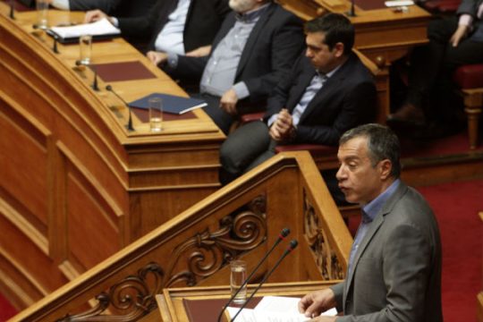 Σε υψηλούς τόνους η κόντρα Τσίπρα – Θεοδωράκη [VIDEO]