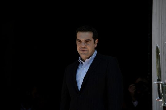 «Βιβλία», «γιατροί» και στο βάθος… Τσίπρας