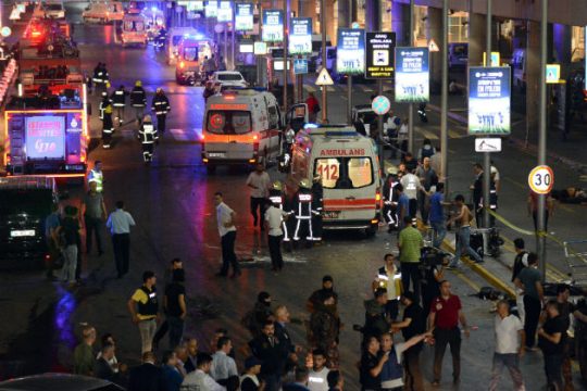 Πολύνεκρη επίθεση αυτοκτονίας στο αεροδρόμιο Ατατούρκ