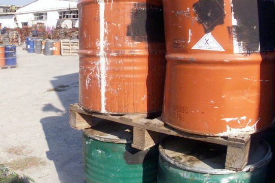 Κινητοποίηση μετά τον εντοπισμό βαρελιών με οξικό αιθυλεστέρα