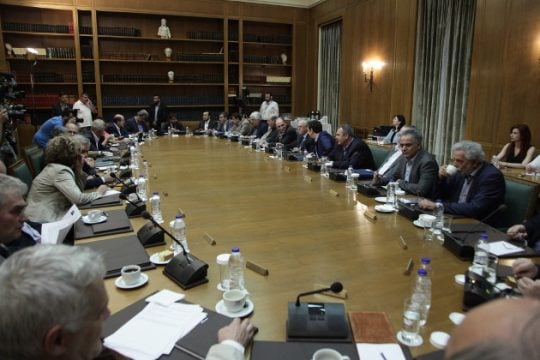 Μπαράζ δηλώσεων για τη συνταγματική αναθεώρηση