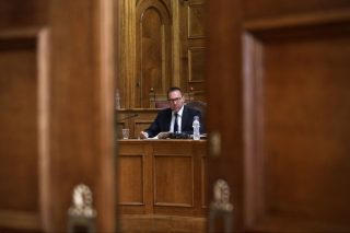 Μισάνοιξε η πόρτα για χαλάρωση των capital controls