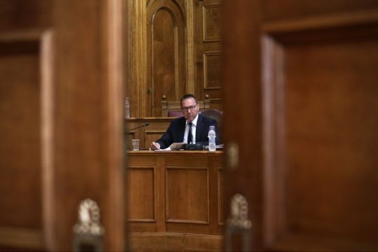 Μισάνοιξε η πόρτα για χαλάρωση των capital controls