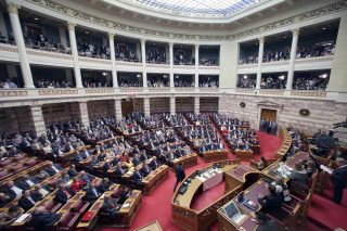 Πόσες οι έδρες των κόμματων αν είχαμε σήμερα απλή αναλογική;