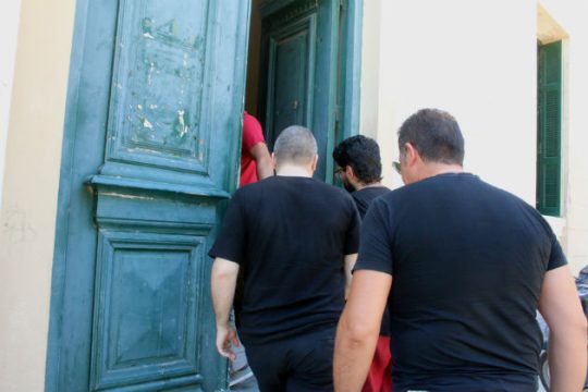 Βίαζε τον γιο του μαζί με τον φίλο του