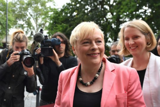 Άντζελα Ιγκλ, επισήμως αντίπαλος του Κόρμπιν