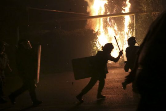 Δεκάδες τραυματίες σε συγκρούσεις στο Γερεβάν