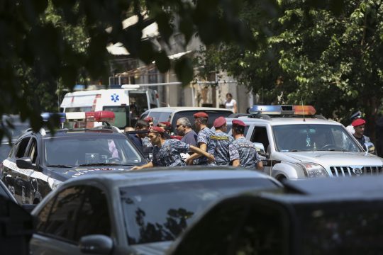 Ένοπλοι κατέλαβαν αρχηγείο της αστυνομίας στην Αρμενία