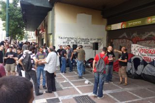 Επίθεση από τα ΜΑΤ έξω από το υπουργείο Εργασίας