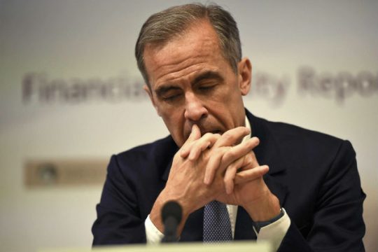 Σε νέο χαμηλό 31 ετών υποχωρεί η στερλίνα