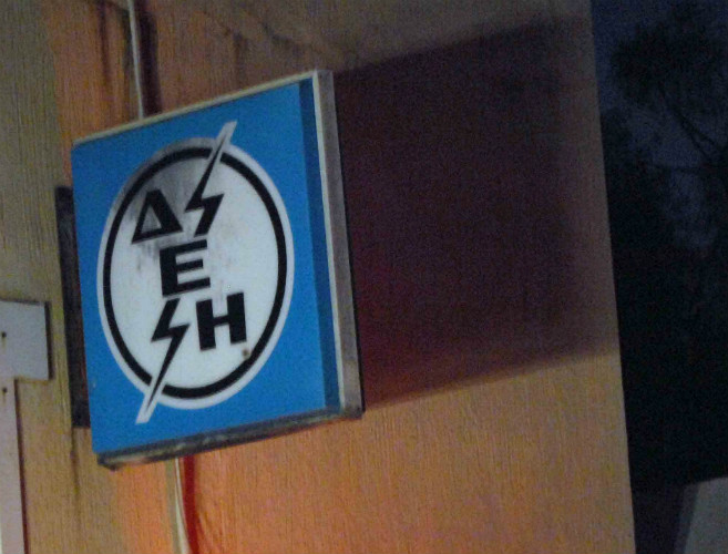 Καμένος μετασχηματιστής βυθίζει στο σκοτάδι περιοχές της Αττικής
