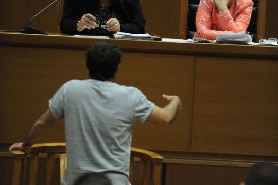«Δεν είδα να κάνουν τίποτα οι αστυνομικοί»