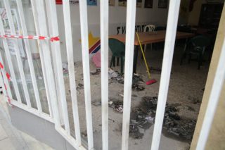 Μολότοφ κατά ΣΥΡΙΖΑ Πετραλώνων και Φλαμπουράρη