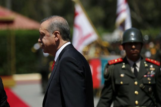FT: Οι θεωρίες συνωμοσίας πληθαίνουν