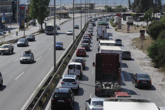 Εκτροπή κυκλοφορίας στην Αθηνών-Λαμίας λόγω πυρκαγιάς σε νταλίκα