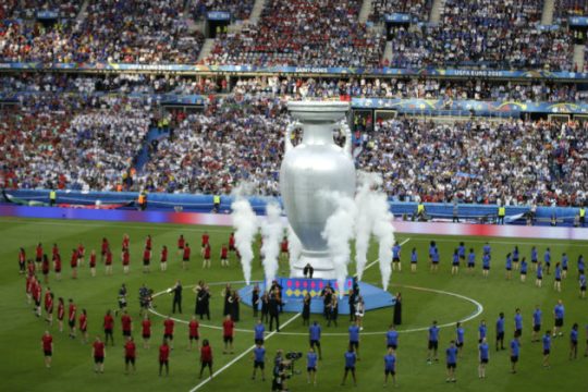 Πού βρέθηκαν τόσες χιλιάδες πεταλούδες στο Stade de France;