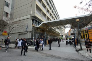 Σε επίσχεση εργασίας οι εργολαβικοί εργαζόμενοι