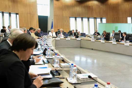 «Η επιστολή Ετινγκερ δεν έχει καμία σχέση με την παροχή τηλεοπτικών αδειών»