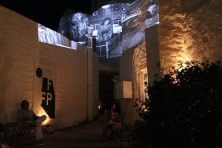 Μεγάλη οθόνη στο νησί της Αποκάλυψης