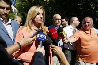 Μεταξύ Σκύλλας και Χάρυβδης