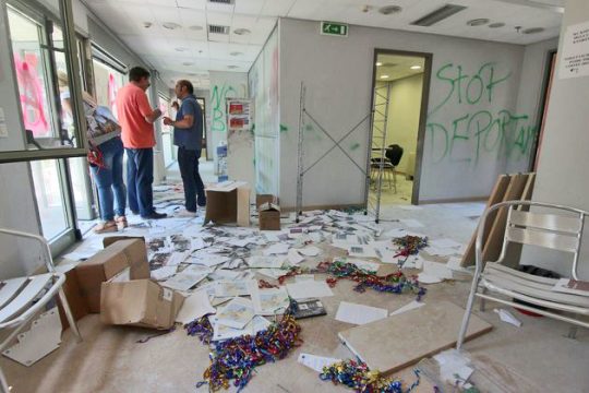 Φεύγοντας, έριξαν… κι ένα σφουγγάρισμα