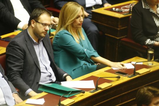 Στα δύο η Δημοκρατική Συμπαράταξη για τον εκλογικό νόμο