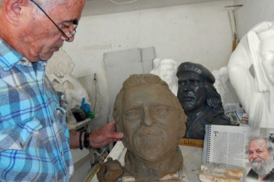 Προτομή του Γιάννη Καλαϊτζή, δώρο στην «Εφ.Συν.»