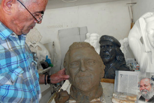 Προτομή του Γιάννη Καλαϊτζή, δώρο στην «Εφ.Συν.»