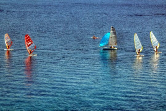 Ζεστός καιρός παρά το βοριαδάκι