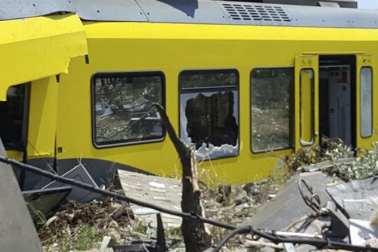 Πολύνεκρη μετωπική σύγκρουση τρένων στην Ιταλία