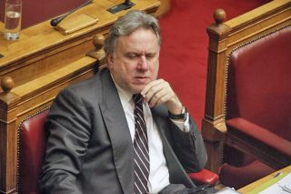 Δεν κινδυνεύουν ο 13ος και 14ος μισθός