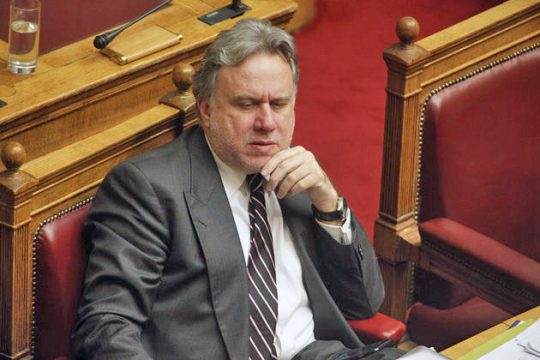 Δεν κινδυνεύουν ο 13ος και 14ος μισθός