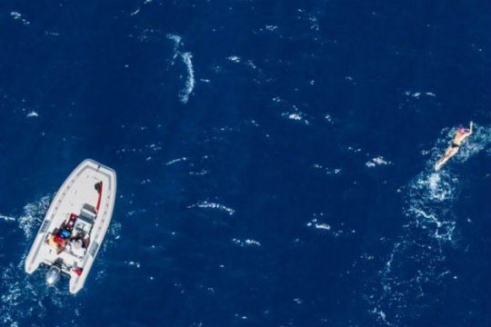 Αθλήτρια από Τουρκία κολυμπά προς Σάμο: «Μας ενώνει η ίδια θάλασσα…»