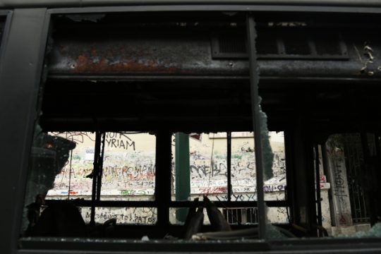 Το Δημόσιο πληρώνει 700.000 ευρώ για καμένα λεωφορεία
