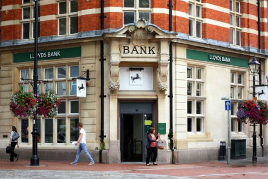 Μαζικές απολύσεις σχεδιάζει η Lloyds