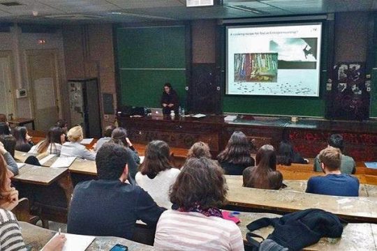 Από τα αμφιθέατρα στην αλληλέγγυα οικονομία