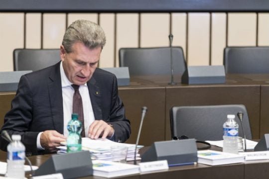Κυρώσεις σε Ισπανία και Πορτογαλία ζητάει ο Έτινγκερ
