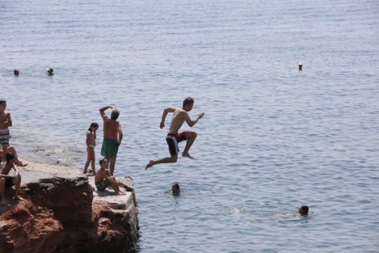 Τέσσερις πολυσύχναστες παραλίες της Αττικής ακατάλληλες για κολύμπι