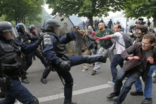 Νέος ξεσηκωμός στα προάστια του Παρισιού