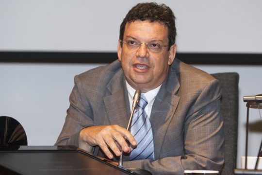 Το κάμπινγκ θορύβησε τον πρύτανη